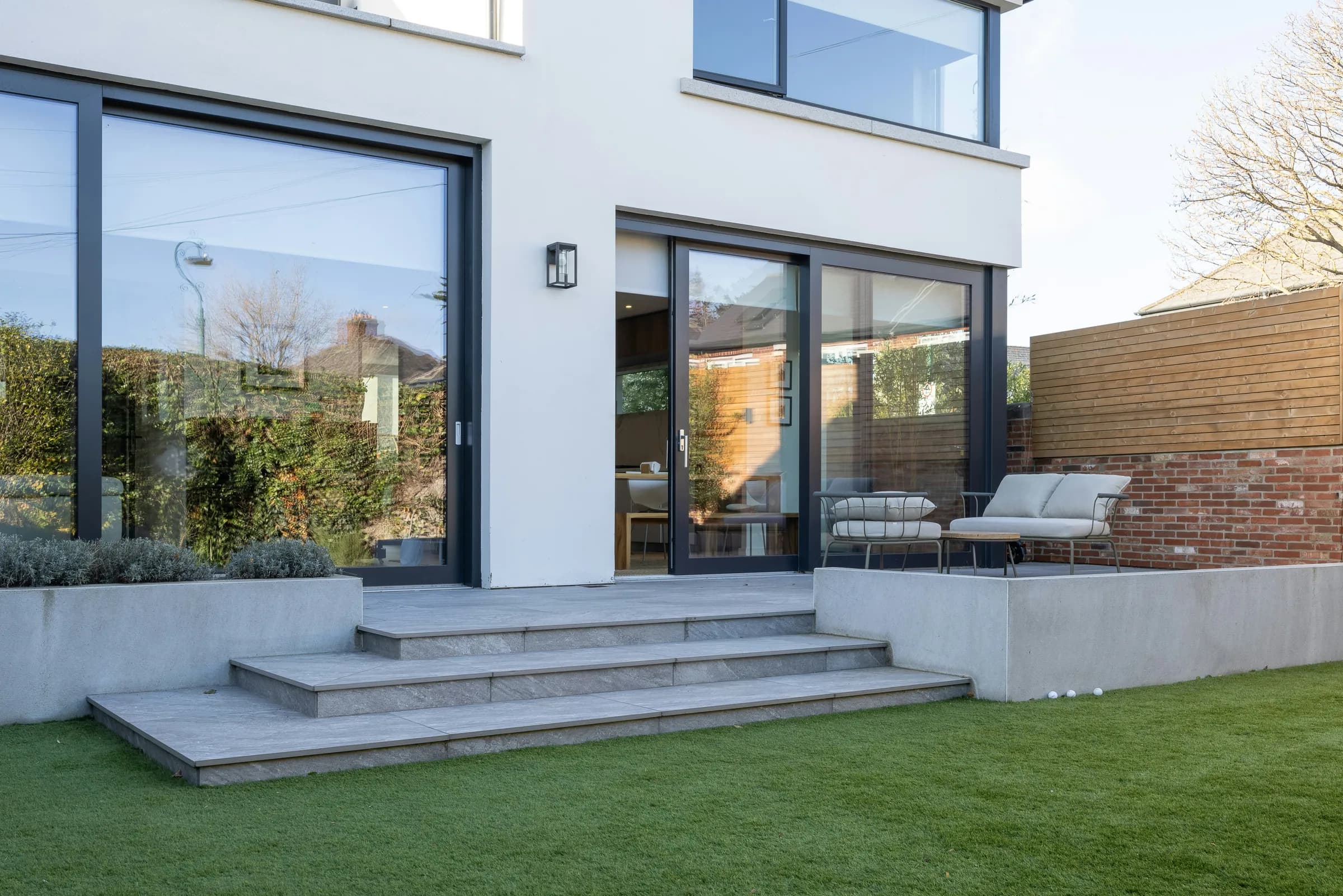 Moderner Garten mit Kunstrasen und Steinstufen